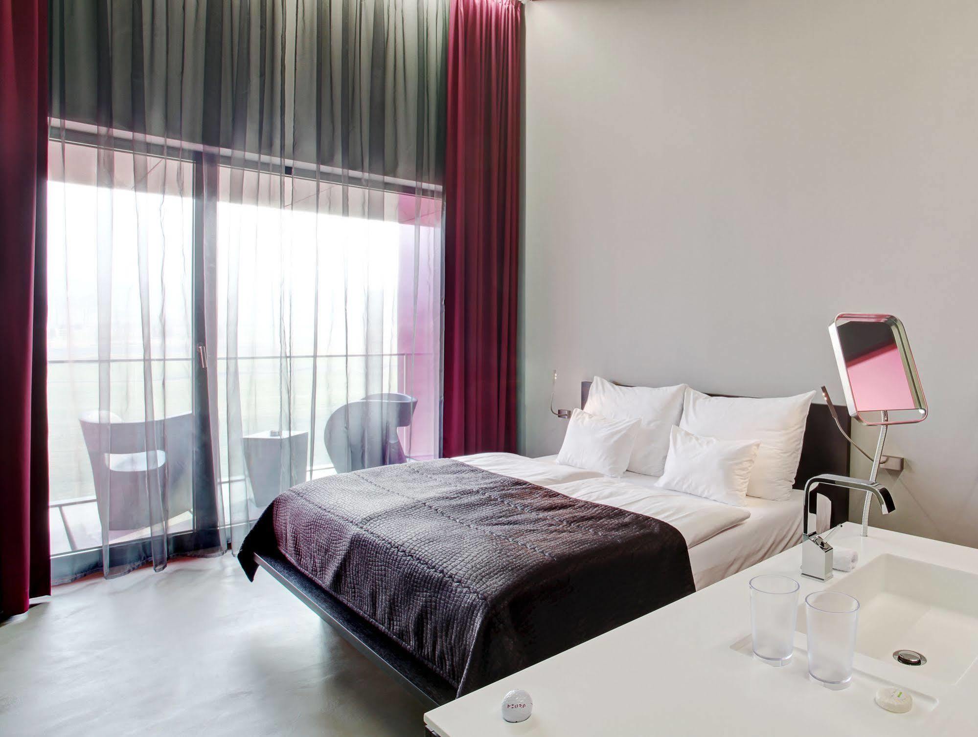 Miura Hotel Celadna Ngoại thất bức ảnh