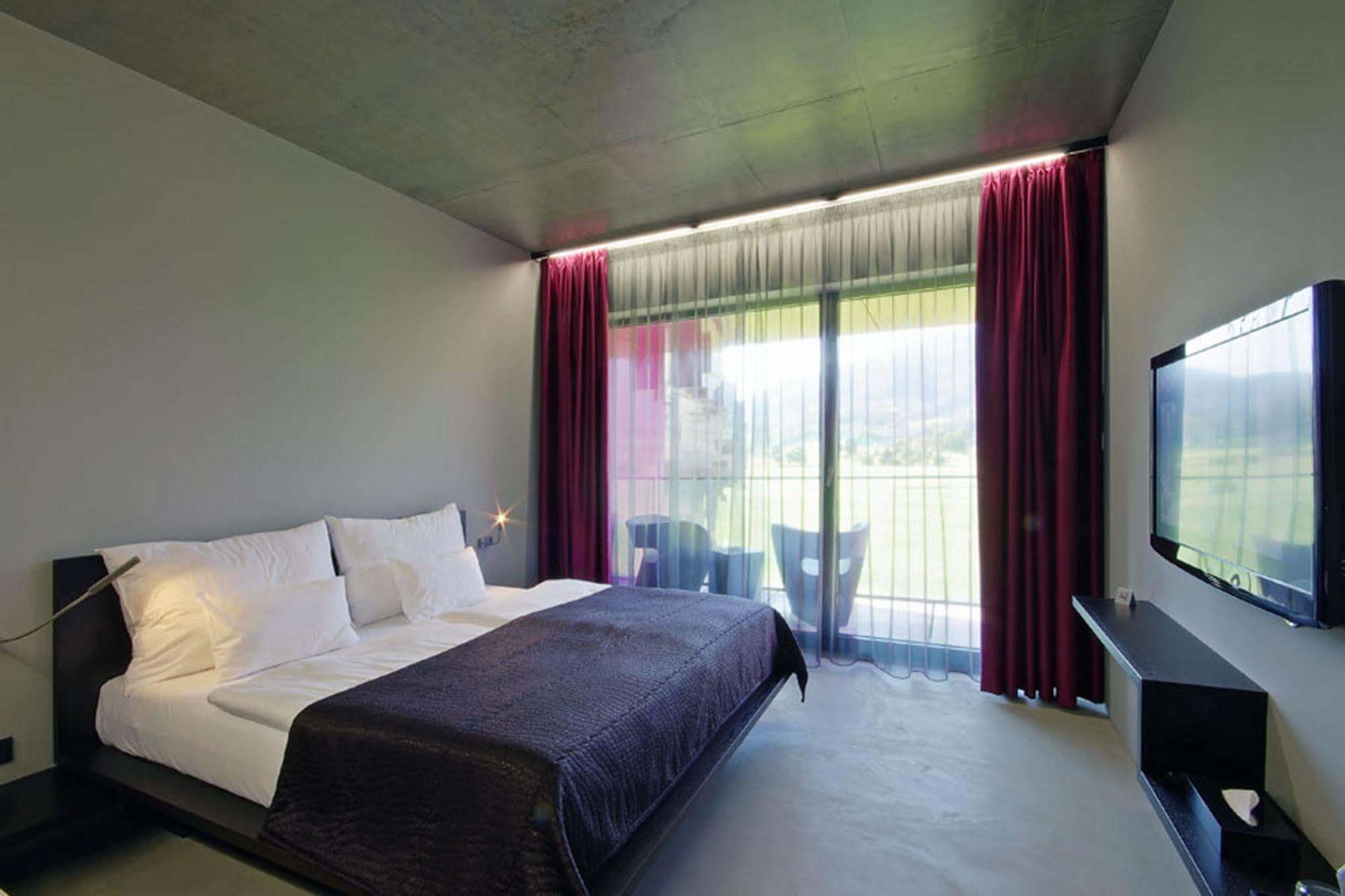 Miura Hotel Celadna Ngoại thất bức ảnh