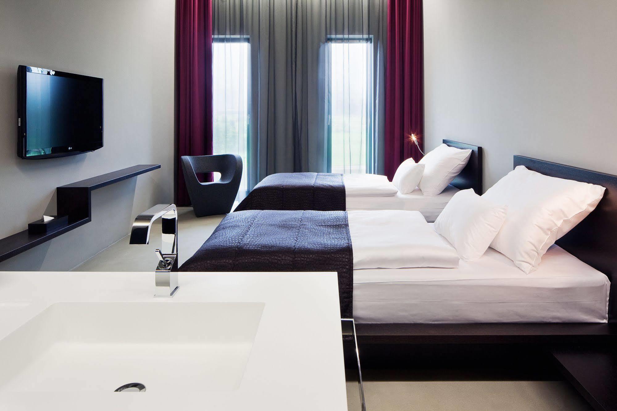 Miura Hotel Celadna Ngoại thất bức ảnh